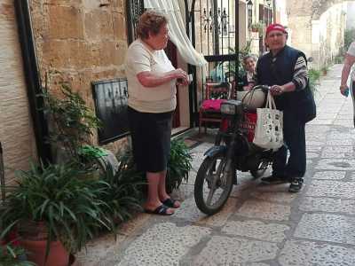 Da allora Gaetano ha continuato per� a lavorare nell�ambito delle �bevande�, trasformandosi in una sorta di  fattorino �free lance�. Proprio mentre parliamo si avvicina una donna con un borsellino pieno di spiccioli: � l� per ordinare due balle d�acqua che poi Gaetano le consegner� a casa